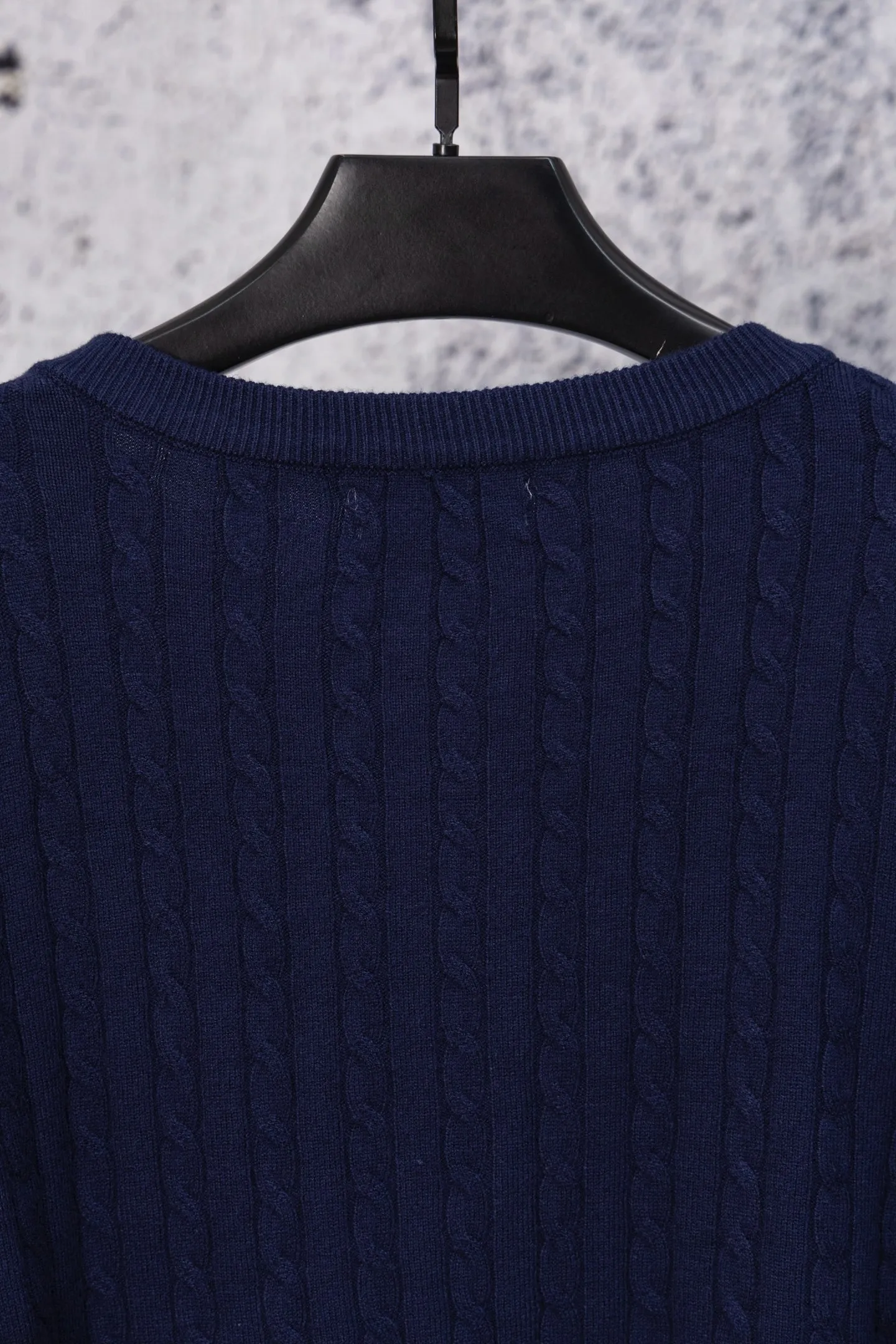 P170 Ralph Lauren Classic Round Neck Solid Color Pony Embroidered Logo Knitted Cardigan Long Sleeve Ralph Lauren Classic Basic Versatile Twist Knitted Cardigan Long Sleeve Main supply platform live broadcast Wholesale entity Replenish when out of stock Not removed from the shelves Quality 1:1 patterning Complete three standards Correct version of pony logo Imported quality cotton yarn Focus on high-end Cost-effective Good quality Needless to say Zhao Lusi's same style is really amazing, so sweet I'm so beautiful. This cardigan is really good-looking. It's simple and easy to wear. It's a must-have for goddess ootd. Good-looking clothes are never picky. A must-have in the wardrobe of goddesses. Size: S-XL. Color: black, apricot, gray, navy, red, white.